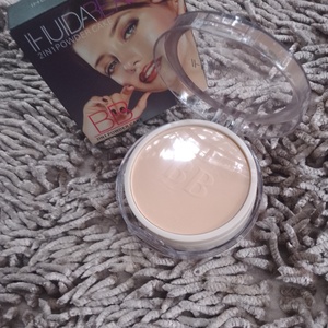Huda Beauty Compect powder
