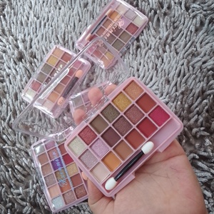 Mini eye shadow palette